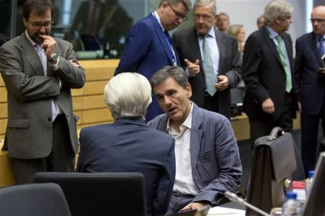 Yunanistan'ın yeni Maliye Bakanı Çakalitos, IMF Başkanı Christine Lagarde ile toplantıya verilen arada konuşurken kameralara böyle poz verdi.