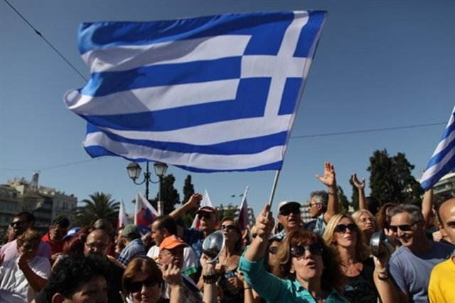 Ülkeden göçler hızlandı. Üniversite mezunu gençler, krizin ardından Avrupa ülkelerinde yaşamak için ülkelerini terk etmeye başladı.