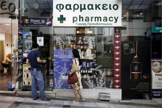 Ülkede gıdanın yanı sıra ilaç sıkıntısı da yaşanıyor. Sadece aciliyeti olan ilaçlar alınıyor.