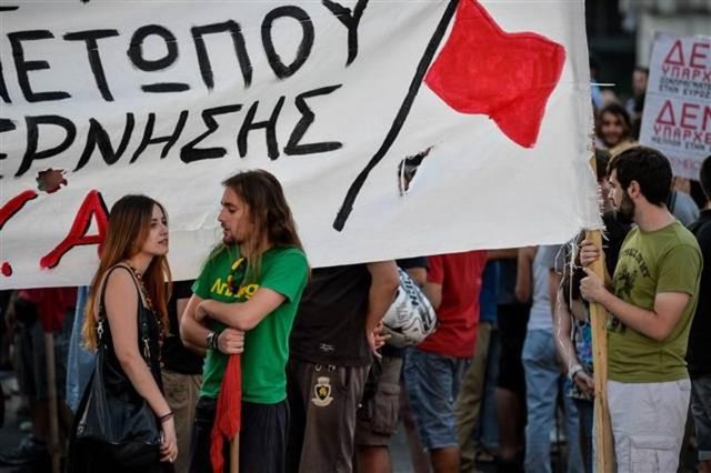Diğer yandan, Yunanistan'da bir grup eylemci Çipras'ın Avrupalı liderlerin isteklerini kabul edecek olmasına kızıp, sokaklara döküldü.