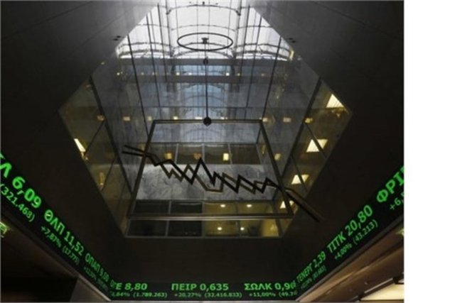 Atina Borsası kapalı olduğundan, parası olup yatırım yapmak isteyenler de sermaye piyasalarına ulaşmakta zorlanıyor.