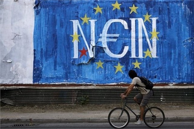 Ülkedeki sanatçılar eserlerinde ekonomik krize yer vermeye başladı. Sokak ressamları grafitilerinde ekonomik kriz, para ve AB'yi konu alıyor.