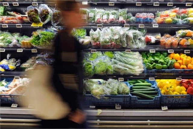 Küçük ölçekli işletme sahipleri, bankalar kapalı olduğu için işlerinin yüzde 50 düştüğünü ifade ediyor. Biber ve domates gibi sebzeler kiloyla değil, taneyle alınıyor.