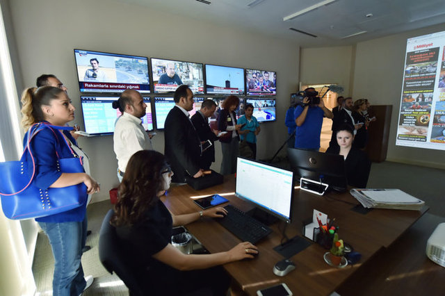 -Cumhurbaşkanı Erdoğan'ın odasının yer aldığı kata giriş-çıkışlar kamera ile izleniyor.