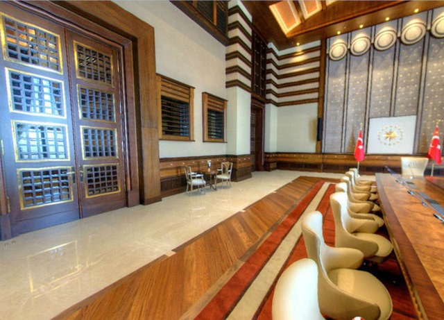  Merkezin sahnesi, opera, tiyatro, konser dahil olmak üzere, her türlü sanat performanslarını sahnelemeye müsait ve gerekli tüm teknik donanımlara sahip olacak şekilde tasarlandı. (AA)