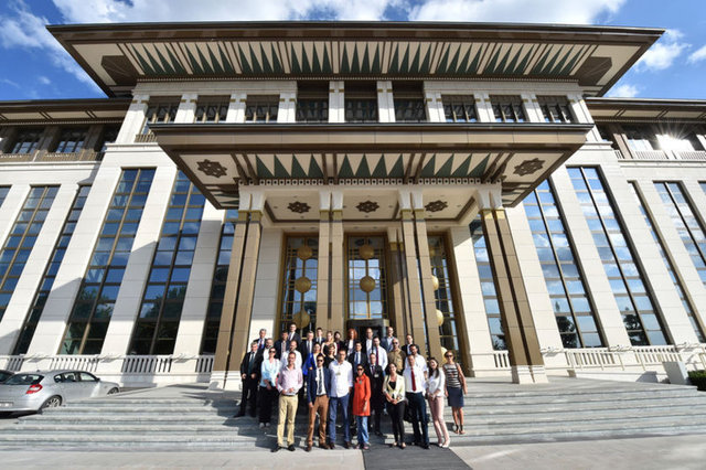 GRİ SU SİSTEMİ KULLANILIYOR  -Tuvaletlerde gri su sistemi var. Kullanılan su, arıtılarak klozetlere veriliyor. -500 kişilik iki ayrı yemekhane bulunuyor.