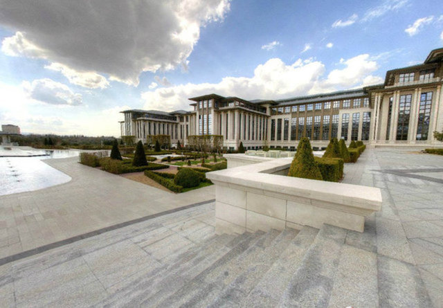 Tablolarda, "Gücünü ve ilhamını milletten alan Cumhuriyet'in güçlenerek geleceğe uzanan, olgunlaşan ruhunun gözler önüne serildiği" ifade edildi.