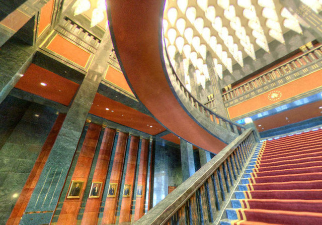 Rehbere göre, 2 bin kişi kapasiteli Kongre ve Kültür Merkezi, dünyanın saygın kültür, sanat ve bilim merkezlerinden biri olmaya aday olarak gösteriliyor.