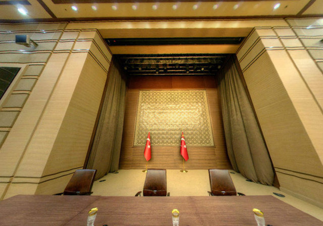 Devletin halkla zirvede buluşmasını simgeleyen yapının camiden kütüphaneye, kongre ve kültür merkezinden idari binalara kadar çeşitli unsurları barındırması sebebiyle "külliye" şeklinde nitelendirildiği belirtildi.