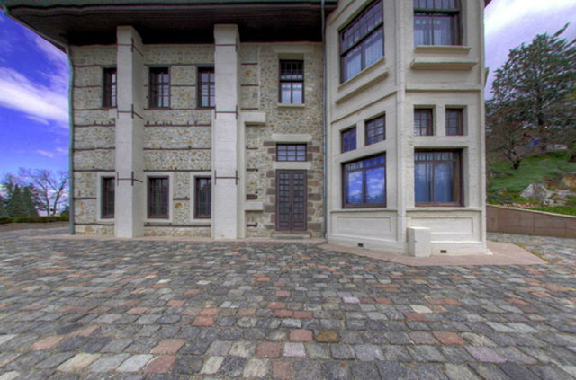 MÜZE KÖŞKÜ ÖNÜ