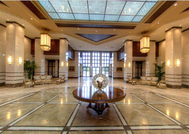 Cumhurbaşkanlarının yağlı boya portreleriRehberde, Cumhurbaşkanlığı Külliyesi'nde sergilenen Türkiye Cumhuriyeti'nin kuruluşundan bugüne kadar görev yapmış cumhurbaşkanlarının yağlı boya portreleri de yer aldı.