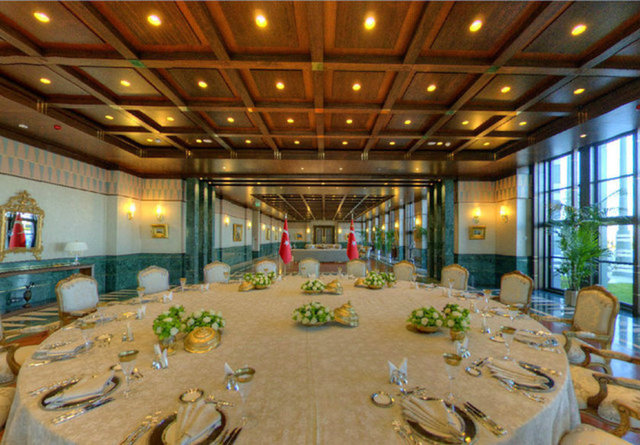 Rehberde, Cumhurbaşkanlığı Külliyesi'nin, Atatürk Orman Çiftliği arazisinde 750 bin metrekare üzerine yayılan, Türk-İslam mimarisinin izlerini taşıyan iç ve dış mekanları, 200 bin metrekareyi bulan halka açık alanlarıyla alışılagelmiş "resmi yapı anlayışından" ayrışan bir çizgiye sahip olduğu vurgulandı.