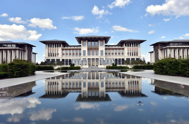 5 BİN 600 AĞAÇ 72 BİN BİTKİ  -750 bin metrekarelik bir alana yayılmış olan Saray, akıllı bina olarak tasarlandı. -Peyzaj düzenlemesi için 5 bin 600 adet yetişkin ağaç, 72 bin adet bitki dikildi.