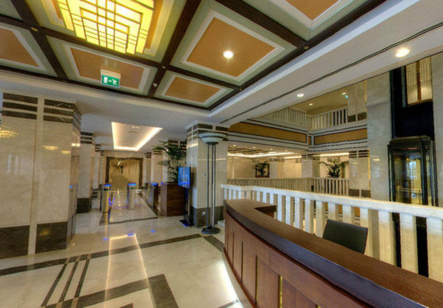 Milli saraylardan getirtilen tablo, halı, seramik, metal eser, hat levha ve mobilyalarla oluşturulmaya başlanan sanat koleksiyonu, sonraki dönemlerde zenginleştirilmiş ve bugünkü halini alarak Cumhurbaşkanlığı Külliyesi'nde sergileniyor.