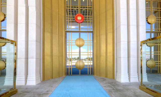 Beştepe Millet Camii önünde ziyaretçiler için fotoğraf hizmetinin sunulduğu belirtilen rehberde, çekilen fotoğrafların Cumhurbaşkanlığı Armasını taşıyan dosyada sahiplerine hediye edildiği ifade edildi.