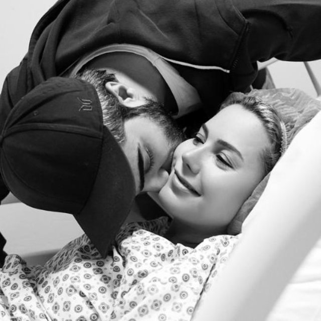 Evliliğin ilk dönemlerinde Erken'in kendisinden 11 yaş küçük olan Uçar'ın ailesi tarafından istenmeyen gelin ilan edildiği yönünde haberler çıkmış, ancak bir süre sonra sular durulmuştu.