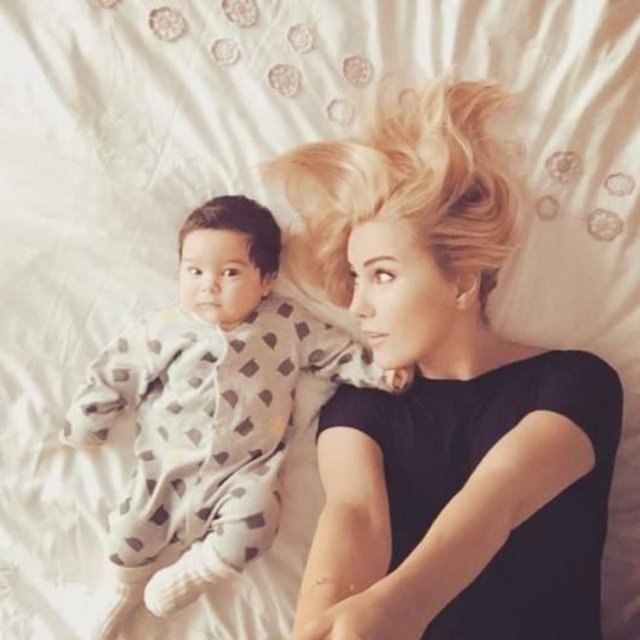 Beş aylık flört sonrası ailelerine bile haber vermeden nikah defterini imzalayan ikili, bir yılın sonunda anlaşmalı olarak boşanma kararı aldı.