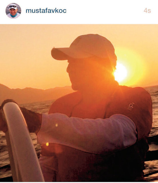 Meltem ERSOY / HT GAZETE - Mustafa Koç kısar süre önce açtığı instagram hesabında, kendisinin dümende yer aldığı tekneden günbatımı fotoğrafı paylaştı. 800'ün üzerinde beğeni aldı.