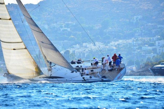 İçinde tekne personelinin de bulunduğu yelkenlide, dümene geçen Koç, Türkbükü açıklarında ve adanın etrafında yelkenliyle muhteşem bir performans sergiledi.