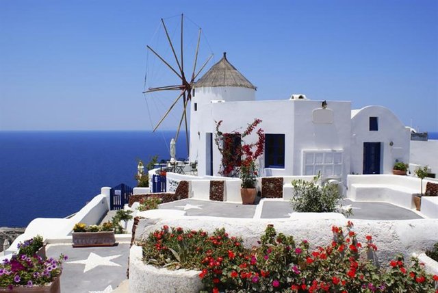 Seyahat uzmanları tatilcilerin bu konuda panik yapmamasını zira Yunanistan eurodan çıksa bile yeni para biriminin kullanılmaya başlamasının 18 ay kadar bir zaman alacağını belirtiyor.