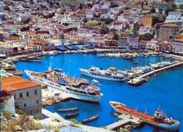 Bu yaz sadece İngiltere'den 1 milyondan fazla turistin Yunanistan'da tatil yapması bekleniyor. Ancak ülkede son günlerde yaşanan finansal gelişmeler rotayı Yunanistan'a çevirenleri endişelendiriyor.