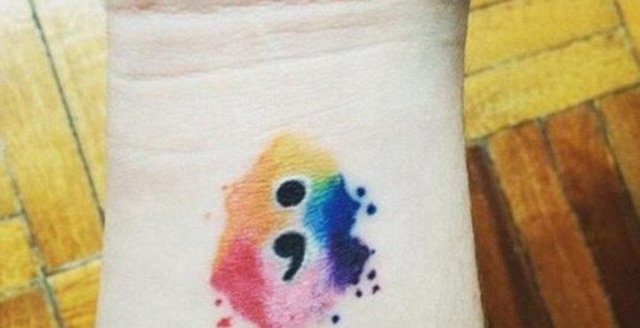 Sosyal medya kullanıcıları noktalı virgül (;) şeklindeki dövmelerini sosyal medya hesaplarından paylaşıyor, bu sembolün taşıdığı anlam ise 'yaşamın devamlılığı'..