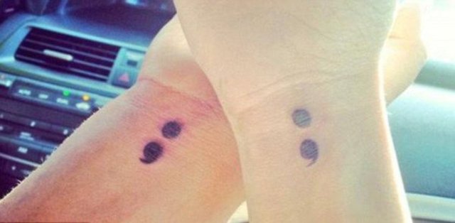 Dünya çapında hızla yayılan bir trendin sonucunda binlerce insan vücutlarına noktalı virgül dövmesi yaptırıyor. Bu eylemin amacı ise akıl sağlığına dikkat çekmek