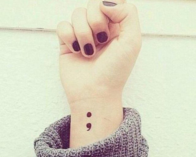 "Noktalı virgül Projesi" kar amacı gütmeyen bir topluluğun, intihar, davranış bozukluğu, kendine zarar verme gibi durumlara farkındalığın artması için kendilerine "noktalı virgülü" sembol olarak seçmesiyle 2013'te başlatılmış olan bir proje.