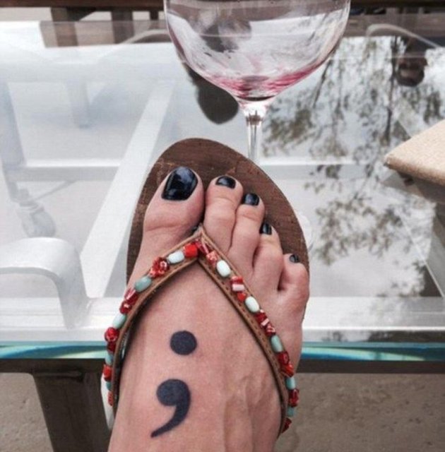 Noktalı virgül çılgınlığı binlerce kişi tarafından sosyal medyada benimsenmiş durumda ve vücutlarına noktalı virgül dövmesi yaptıranların sayısı da gittikçe artıyor. DHA