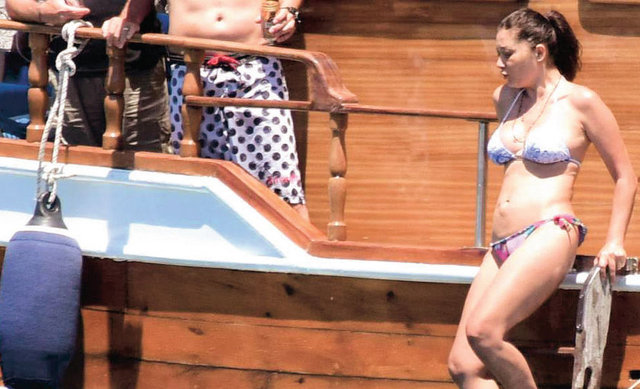 Tatilini Bodrum'da geçiren güzel oyuncu, önceki akşam sevgilisi Özgür İnal ve oğlu Osman Nejat'la tekne turuna çıktı.