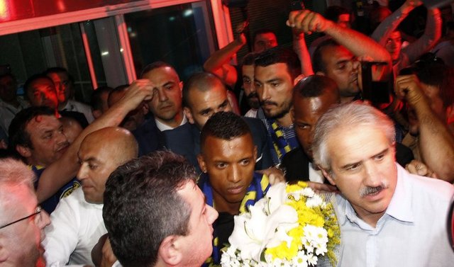Fenerbahçe'nin transfer görüşmelerine başladığı Portekizli yıldız Luis Nani, İstanbul'a geldi