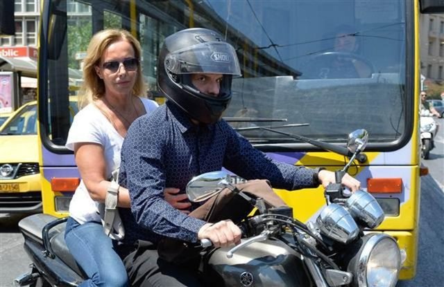 Yunanistan Maliye Bakanı Yanis Varufakis bu sabah istifa ettikten sonra eşi Danai ile birlikte motosikletine atlayarak bakanlık binasını terk etti.