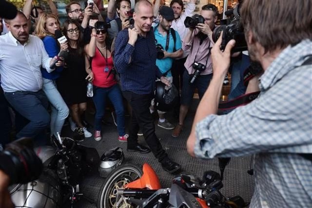 Bakan'ın referandumda hayır sonucu çıkmasına rağmen istifa etmesi şok etkisi yarattı.