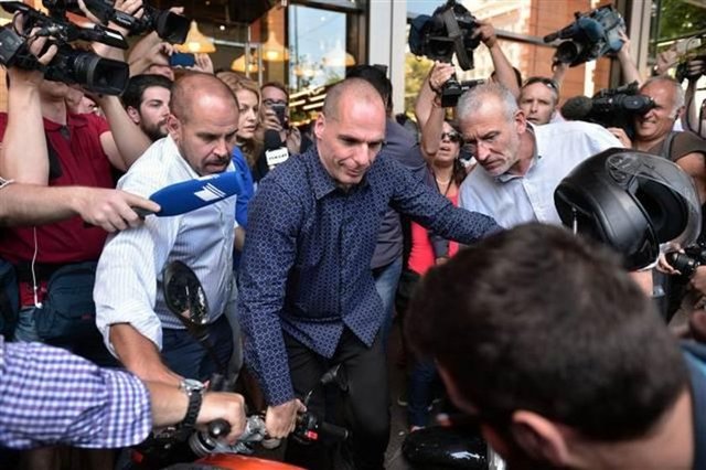 Öte yandan Varufakis bakanlık binasını terk ederken kendisinde motosiklet kaskı olması eşinde ise kask olmaması dikkat çekti...