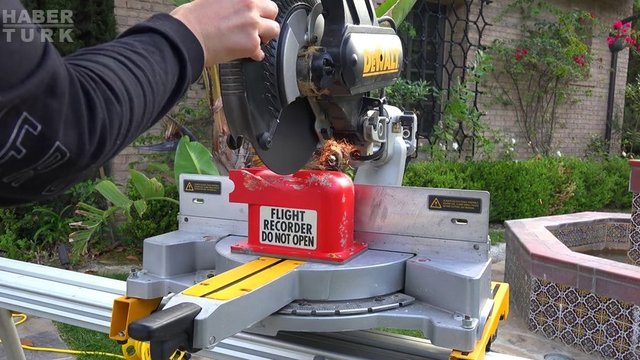 İşlem bittiğinde ise etrafı sağlam biçimde çevrelenmiş eletronik devreler göze çarpıyor.