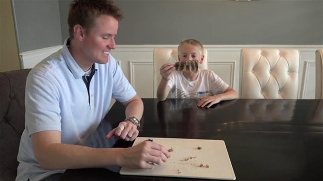 Videonun sonunda ise kuyruğu koklayan çocuk, kokusunun köpek kokusuna benzediğini söylüyor.