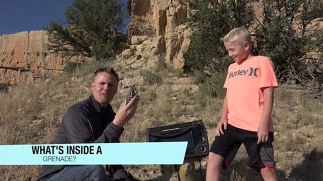 İki çeşit el bombasını kesen araştırmacılar, ananas tipi ve elma tipi el bombalarının içini açtılar.