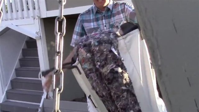 İçinden kum dışında her şey çıkıyor