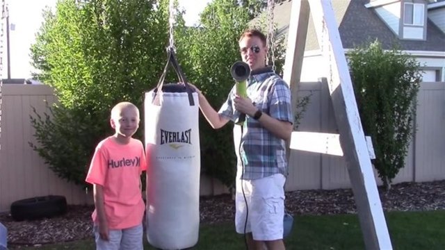 İnternetten aldıkları kum torbasının içini merak eden fenomenler kesmeye karar veriyorlar.