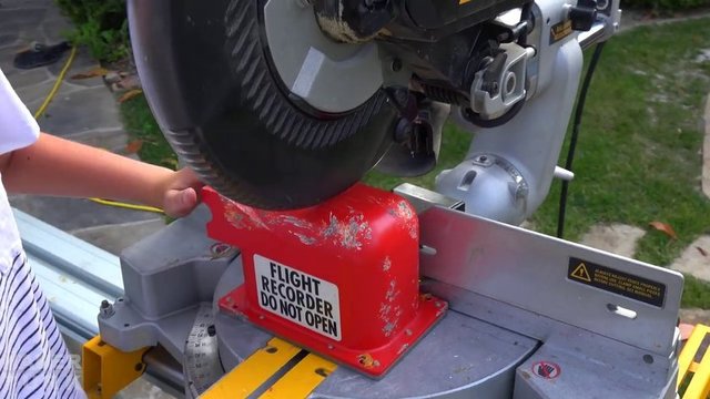 Fenomen baba oğul buldukları kara kutuyu elektrikli kesici ile kesmeye başlıyorlar.