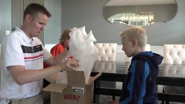 Ebay üzerinden aldığı bal arısı kovanını testereyle kesen adam,  çocuklarının şaşkın ifadeleriyle birlikte kovanı tam ortadan ikiye kesiyor.