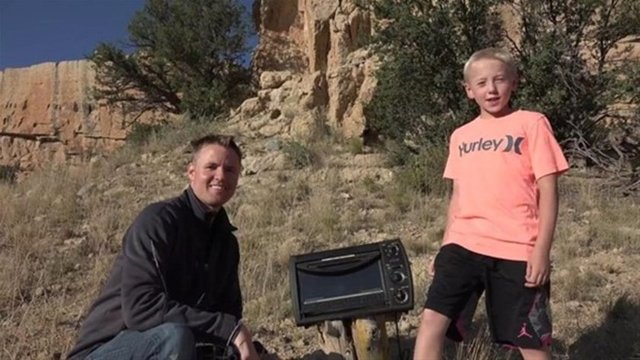 EL BOMBASINI İKİ PARÇAYA AYIRDILAR, BAKIN İÇİNDEN NE ÇIKTI! - Çeşitli malların içinde neler olduğunu araştıran bir YouTube kanalında el bombasının içinde neler olduğu araştırıldı.