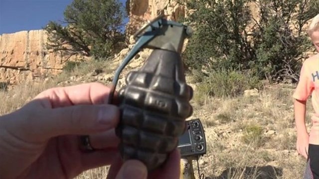 İçindeki barutun çıkarttıklarını belirten YouTube'cular, bu deneyi evde denememenizi tavsiye ediyor.