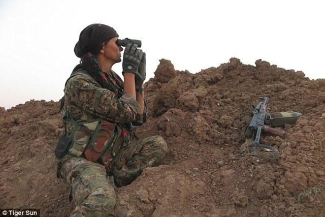 Kanadalı 46 yaşındaki model Tiger Sun'un Suriye'ye giderek IŞİD'e karşı savaştığı ortaya çıktı.