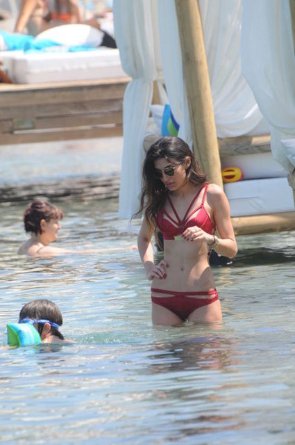 Plaj elbisesini giyen Fırat, arkadaşıyla plajdan ayrıldı.