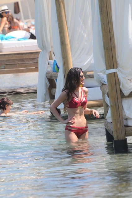 Avukat Önder Fırat'ın güzel kızı İdil Fırat, önceki gün Bodrum Yalıkavak'taki X Beach'te güneşlenirken objektiflere yansıdı.