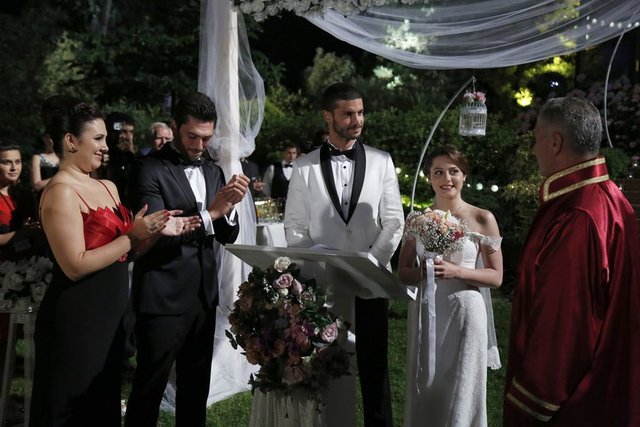 İlişki Durumu Karışık yeni bölümünden kareler