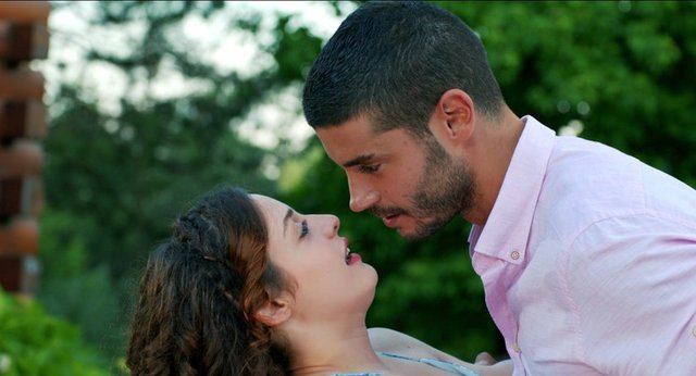 İlişki Durumu Karışık yeni bölümünden kareler