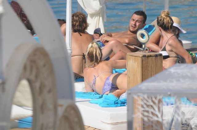 HT MAGAZİN - Serdar Ortaç konser vermek için geldiği Bodrum'da eşi Chloe Loughnan ile X Beach'te görüntülendi.