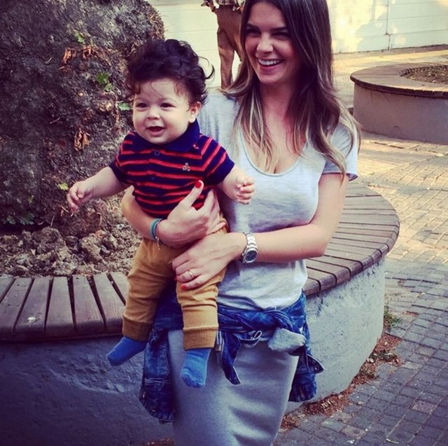 PELİN KARAHAN  - Ünlü oyuncu takipçilerine sürpriz yaparak, 6 aylık oğlu Ali Demir ile fotoğrafını paylaştı.